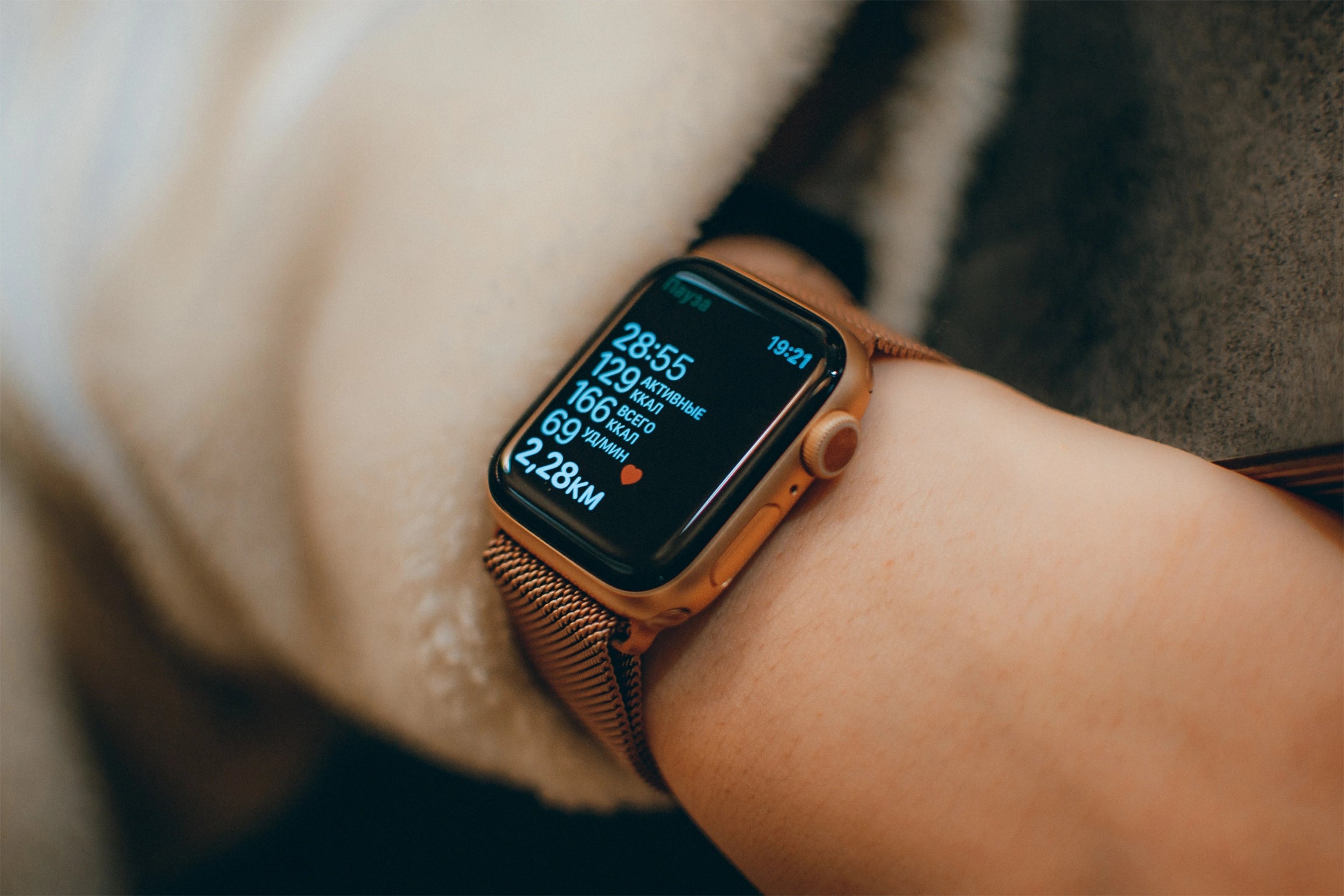 A detailed review of the Apple Watch Milanese Loop Strap Laboratory Australia